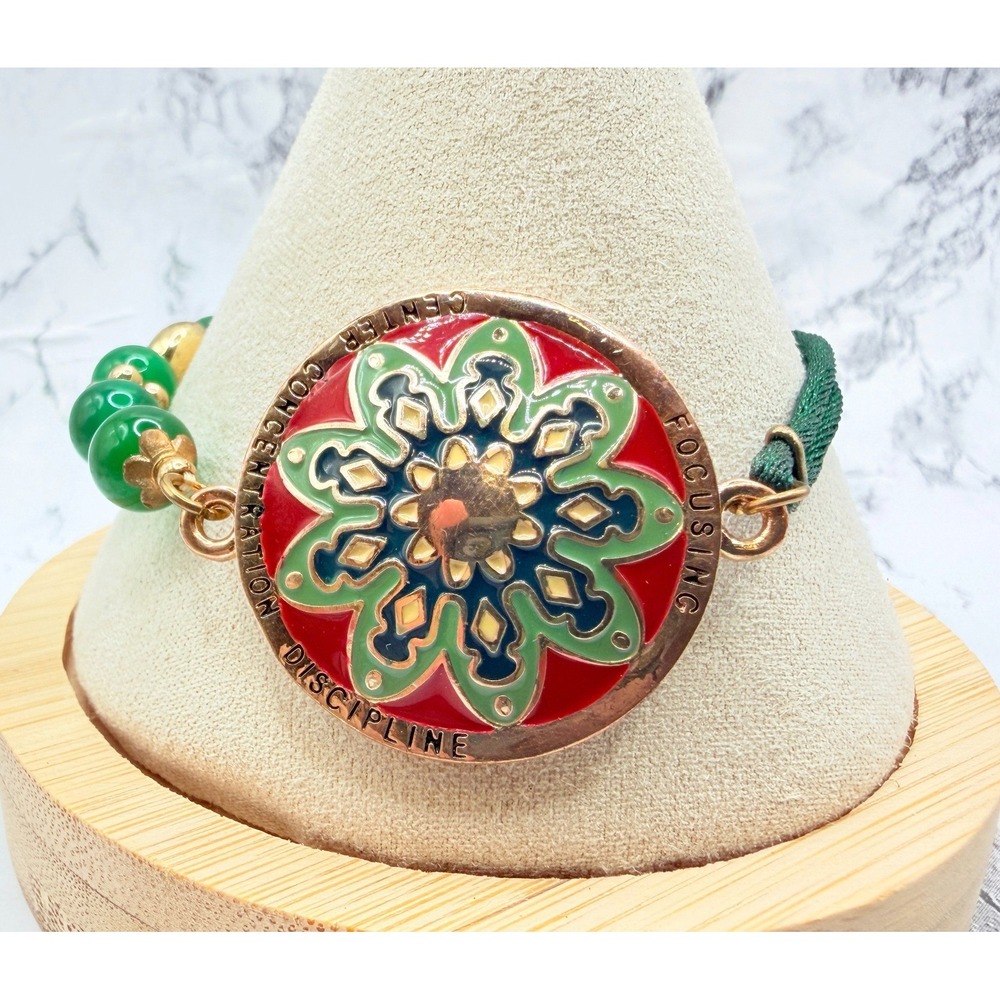 Green Glass Bead Focus Medallion Bracelet Adjustable 7.5–10" Gold Tone